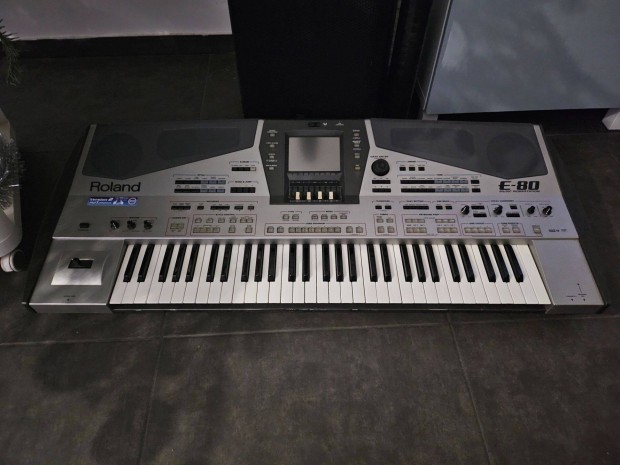 Roland E-80 elad