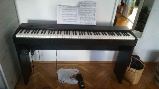 Roland F20 elektromos zongora