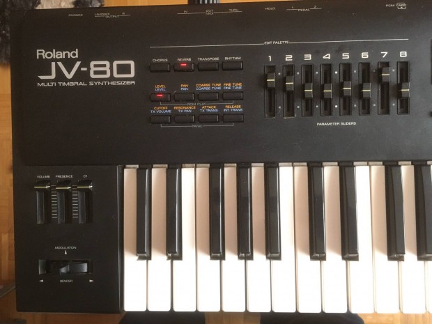 Roland JV-80 a Genesis kedvenc sznpadi zongorja