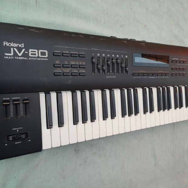 Roland JV-80 kitn llapotban