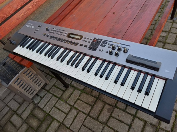 Roland RS 70 szintetiztor