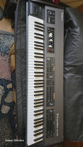 Roland VR700