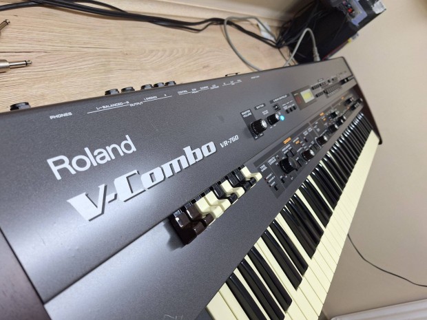 Roland V-Combo VR760 orgona, sznpadi zongora