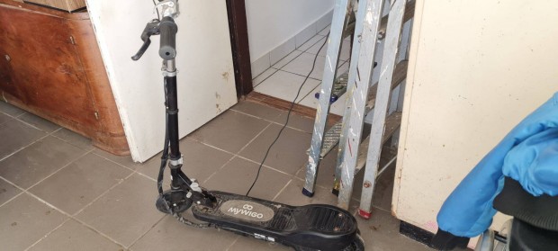 Roller elektromos kis hibával (töltővel)