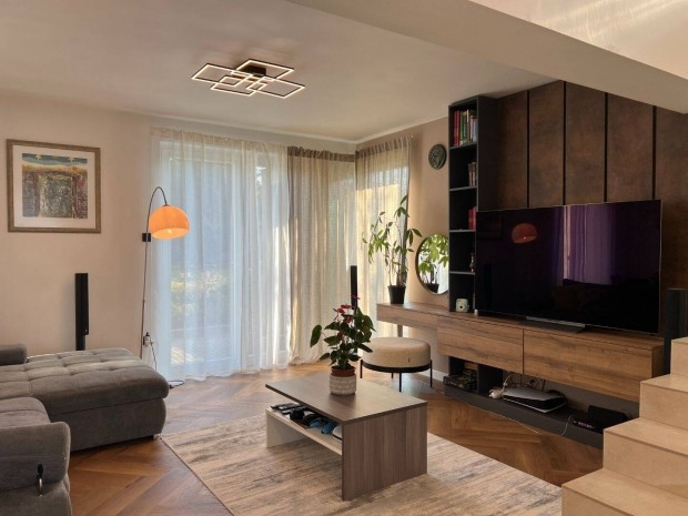 R�mahegyen �jszer� Csal�di H�z Elad�