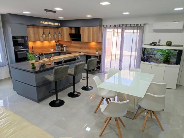 R�mahegyen elad� g�z-cirk�s t�gla h�z