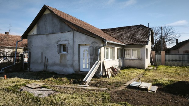 Rom�n hat�r mellett, K�r�snagyhars�nyban fel�j�tand� h�z, nagy telekke