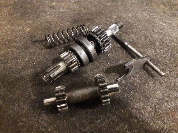 Romet / Komar 1 - 2 gy�ri komplett v�lt� szett