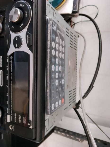 Roodstar aut� r�di�-DVD lej�tsz�, vezet�k n�lk�li monitorral