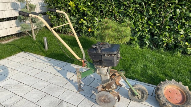 Rotációs kapagép Briggs & Stratton motorral és kerekekkel