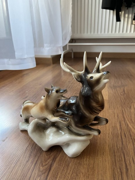 Royal dux porcelán Szarvast üldöző farkas