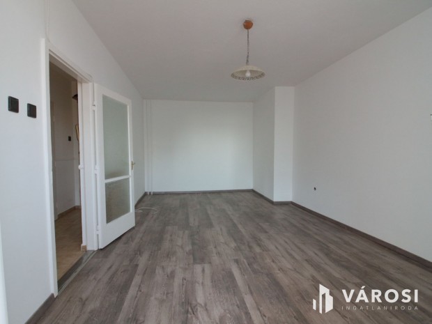 R�zsa utc�ban elad� lak�s