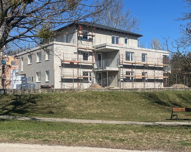 R�zsakert lak�parkban kertkapcsolatos �j�p�t�s� lak�sok