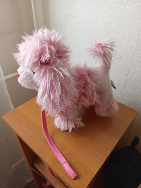 R�zsasz�n aranyos pl�ss kutya p�r�zzal �j