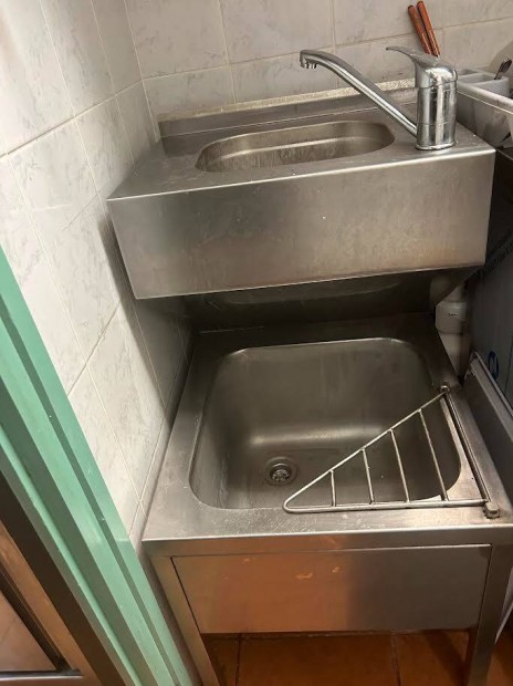 Rozsdamentes kézmosó kiöntővel
