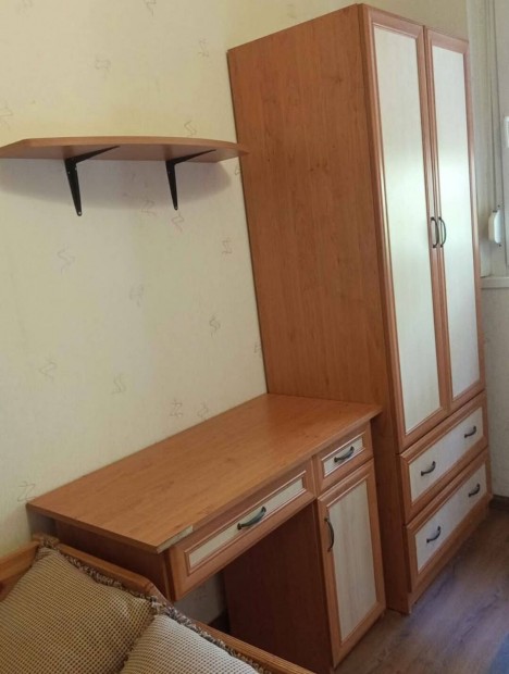 Ruh�sszekr�ny �s �r�asztal �ger sz�nben