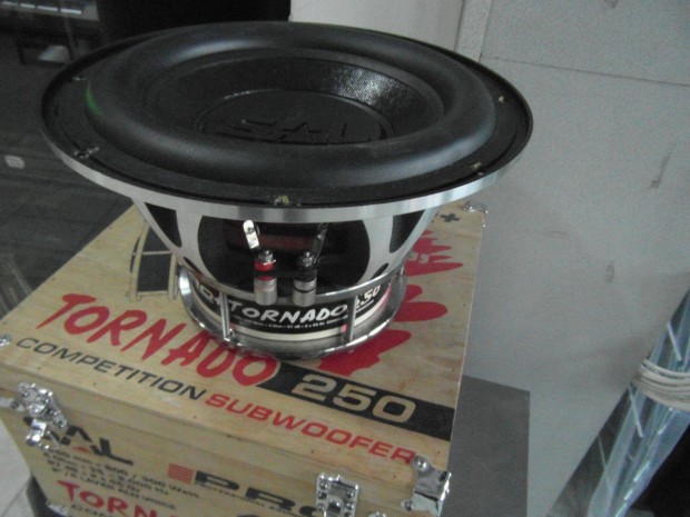 SAL Tornado Pro 25 cm-es sub hangszr4ohm 300/500 watt