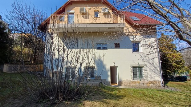 SASHEGYI, KERTKAPCSOLATOS LAK�S ELAD�