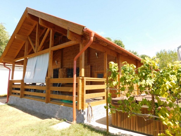 SI�FOK S�ST�N ERD�LYI FAGERENDA H�Z ELAD� 400 M�TERRE A BALATONT�L