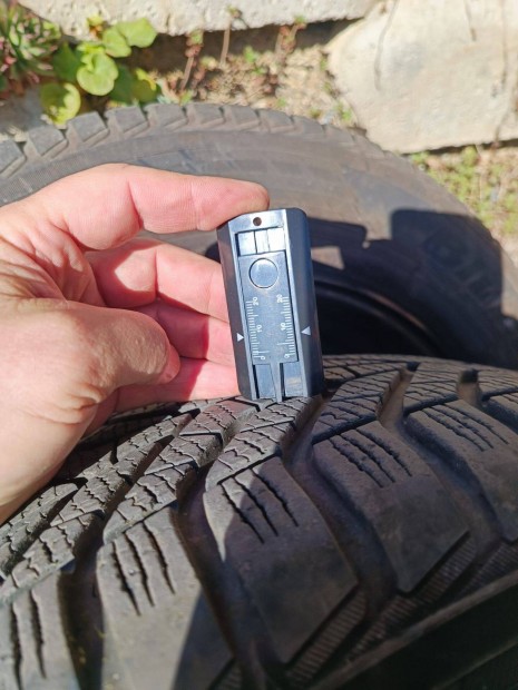 SX4 Scross Yokohama Bluearth téli gumi(4) V905 215/60 R16