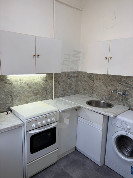 SZ�RNYAS UTC�BAN KIAD� 1 SZOB�S, FEL�J�TOTT, KL�M�S,PARKRA N�Z� LAK�S!