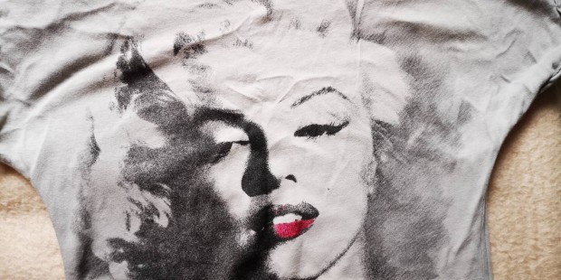 S-mret Marilyn Monroe-s ujjatlan pl 