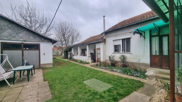 S�gvari kertv�ros kedvelt utc�j�ban elad� csal�di h�z