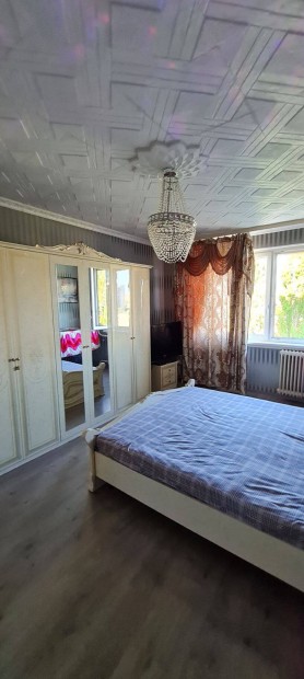 S�gv�ri v�rosr�szben 2 szob�s, erk�lyes panel lak�s elad�