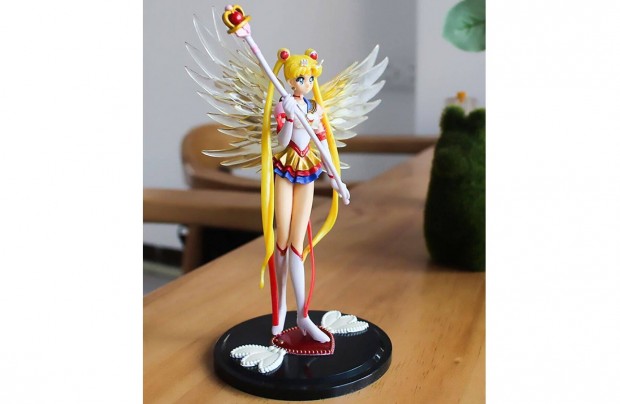 Sailor Moon ll figura szrnyakkal s jogarral 15 cm