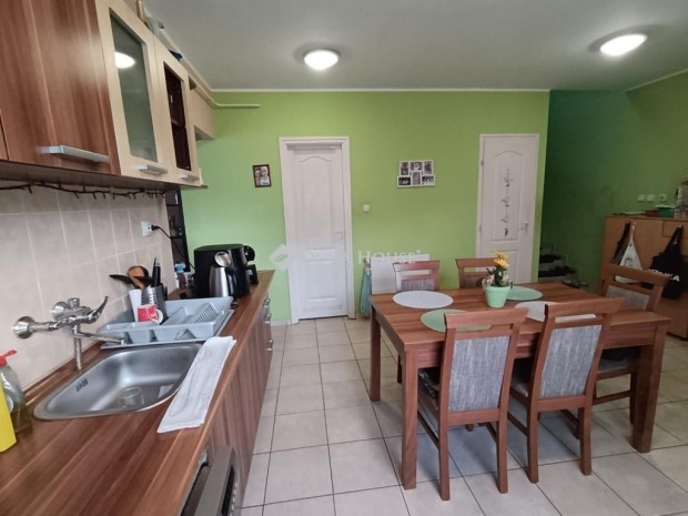 Saj�t kertkapcsolatos sorh�zi lak�s