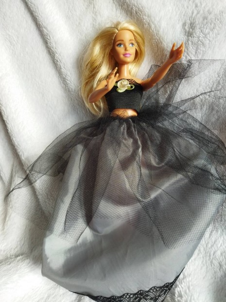 Sajt kszts fekete Barbie ruhk