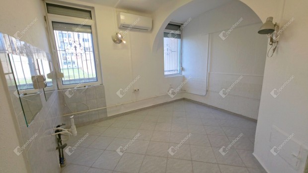 Saj�szentp�teren lak�sb�l kialakitott 31 nm-es �zlethelyis�g elad�