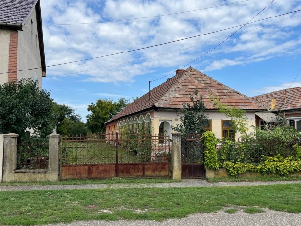 Saj�v�moson, Csendes Utc�ban, Paraszt H�z Elad�!