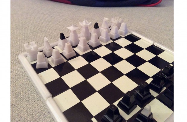 Sakk jtk mgneses kicsi utaz sakktbla retr sakk egy bbu hiny