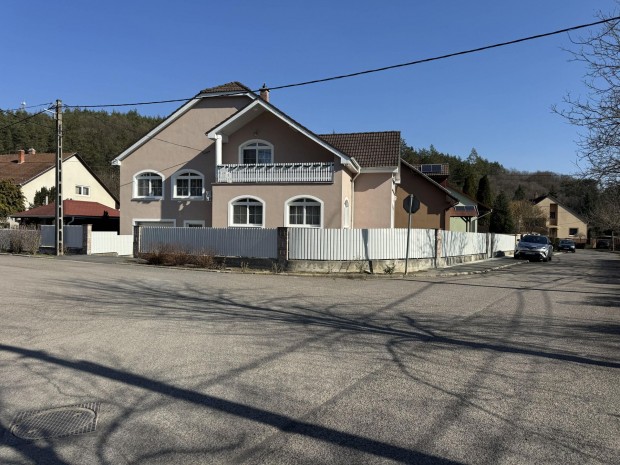 Salg�tarj�n 6 szob�s  csal�di h�z elad�