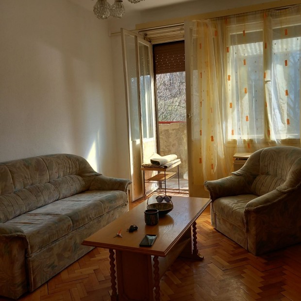 Salg�tarj�nban elad� lak�s, Szerpentin �t