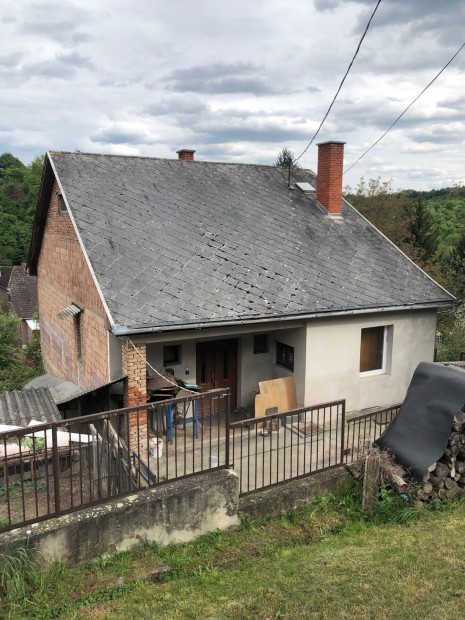Salgtarjnban kt szintes csaldi hz elad!