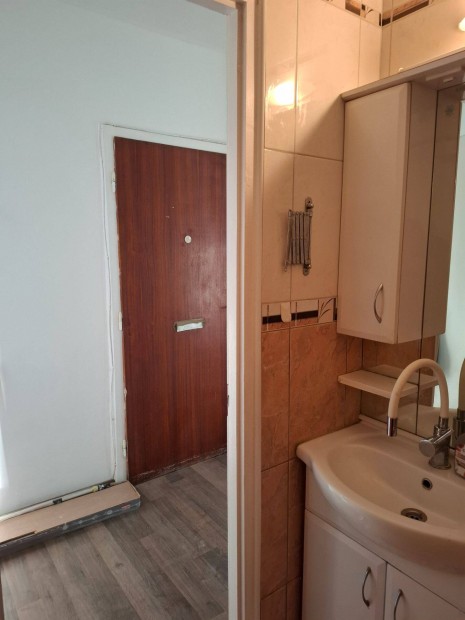 Salg�tarj�nban �jszer� lak�s elad�!