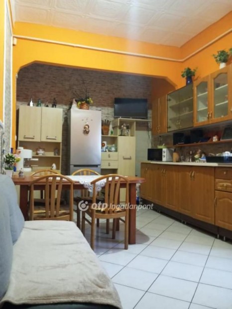 Salg�tarj�ni 96 nm-es lak�s elad�