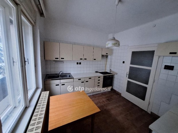 Salg�tarj�ni elad� 118 nm-es h�z