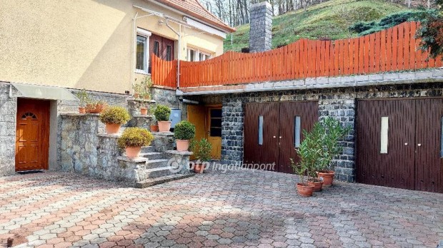 Salg�tarj�ni elad� 134 nm-es h�z