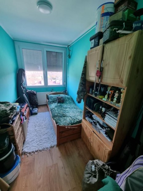 Salg�tarj�ni elad� 60 nm-es lak�s