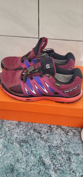 Salomon 42-es cipo.