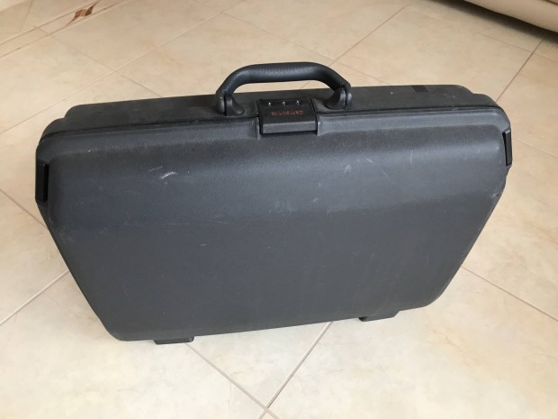 Samsonite 55cm-s merev műanyag klasszikus gurulós bőrönd