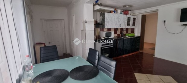 S�msonkertben,2szob�s, nagy konyha-�tkez�s, sz�p �llapot� h�z