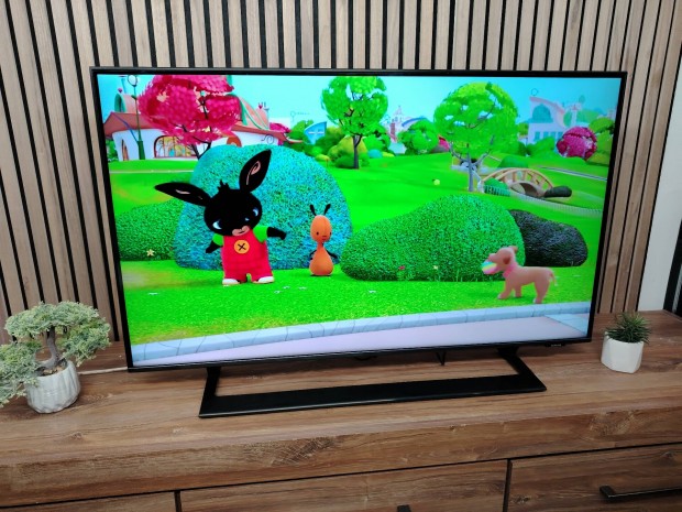 Samsung 110CM 4K UHD SMART WIFI LED TV. Xbox  