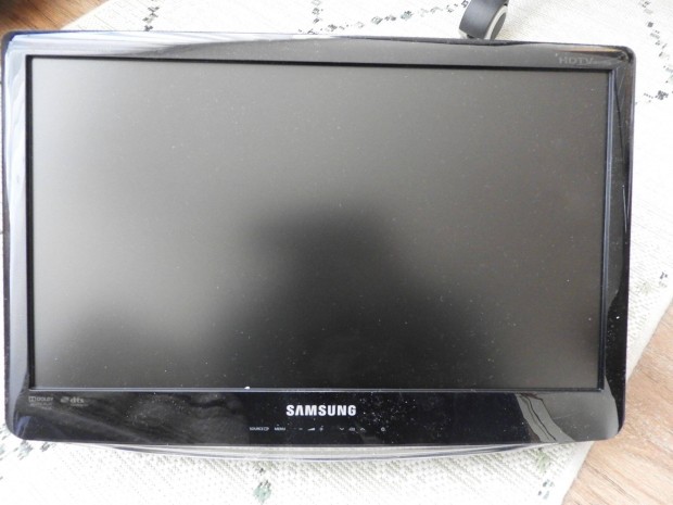 Samsung 19"-os televízió + konzol
