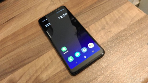 Samsung A8 (2018) mobiltelefon, trtt htlappal