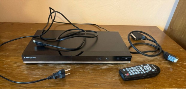 Samsung DVD lejtsz, HDMI s SCART kbellel, filmekkel egytt elad