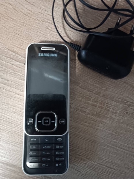 Samsung F250 mobiltelefon töltővel aksi nélkül